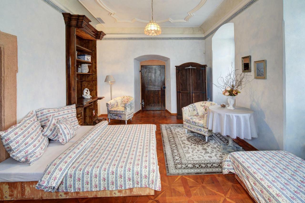 Hotel Dům zámeckých kaplanů Valec Exteriér fotografie