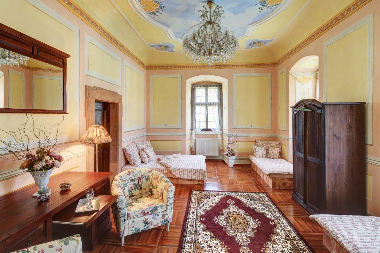 Hotel Dům zámeckých kaplanů Valec Exteriér fotografie