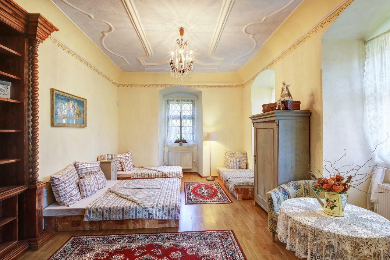 Hotel Dům zámeckých kaplanů Valec Exteriér fotografie