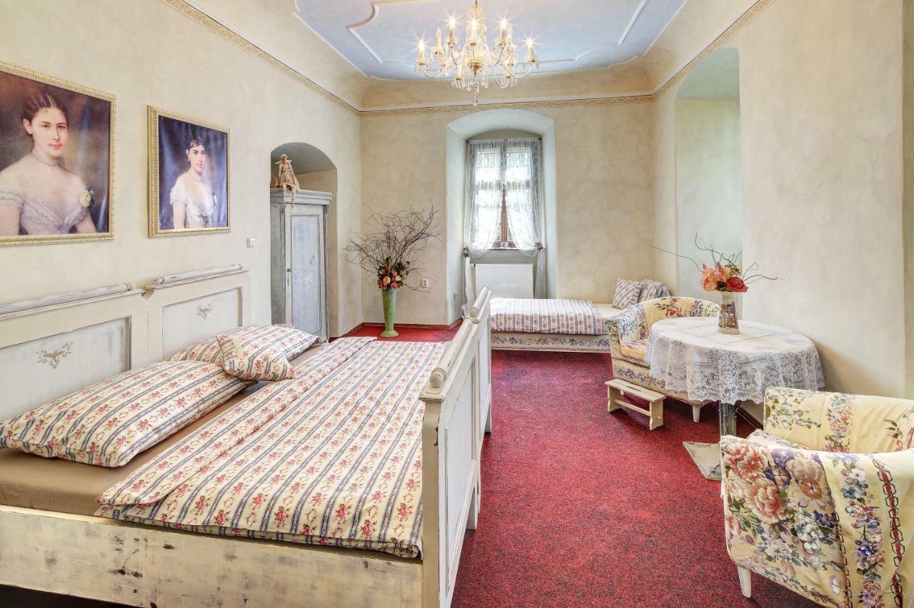 Hotel Dům zámeckých kaplanů Valec Exteriér fotografie