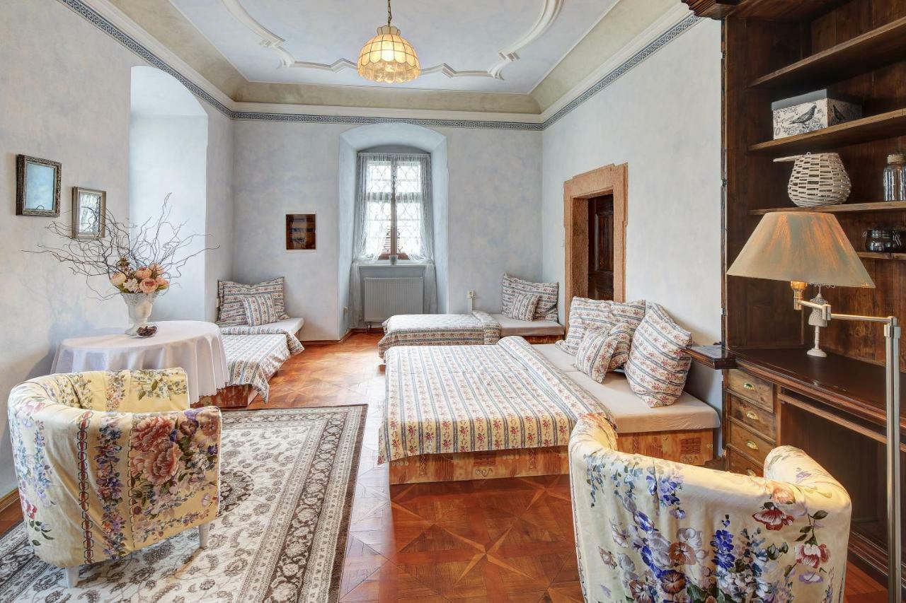 Hotel Dům zámeckých kaplanů Valec Exteriér fotografie