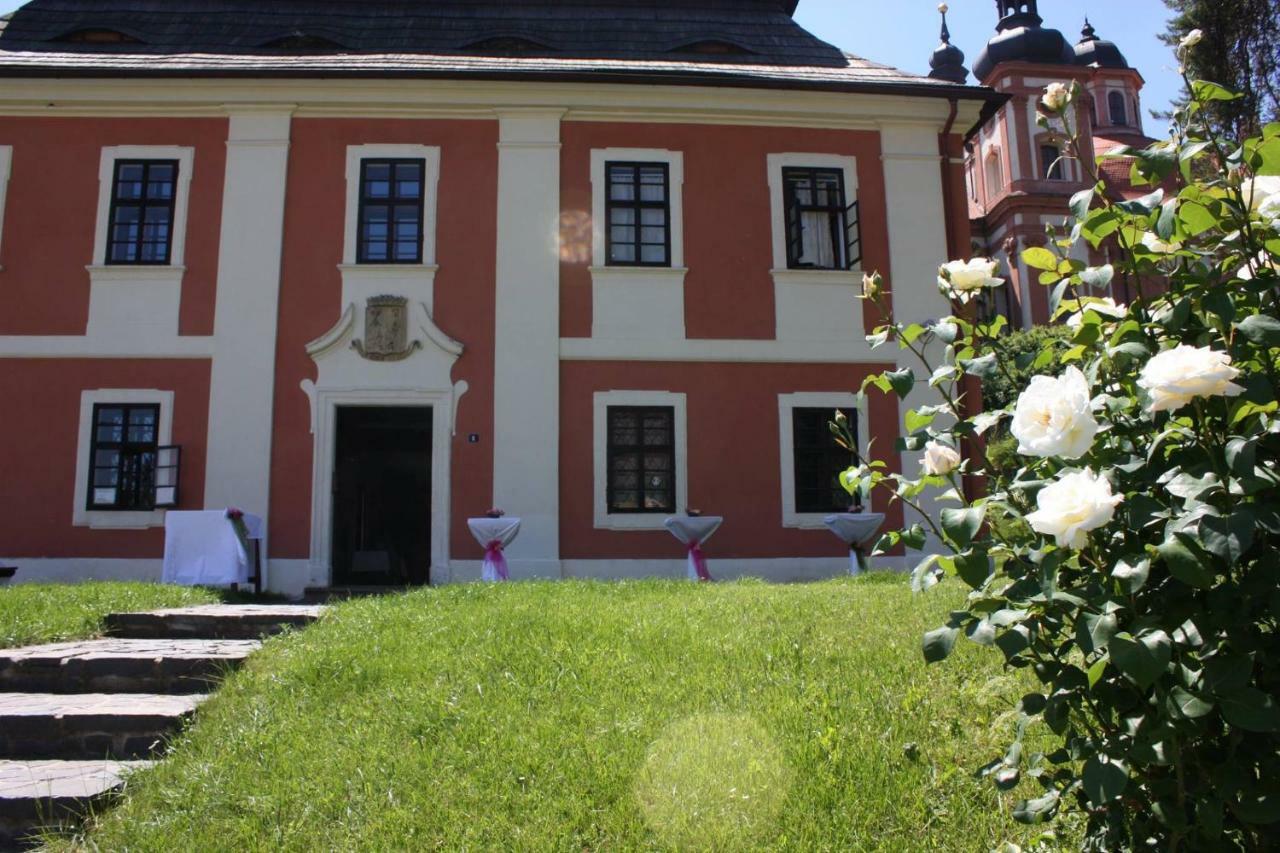 Hotel Dům zámeckých kaplanů Valec Exteriér fotografie