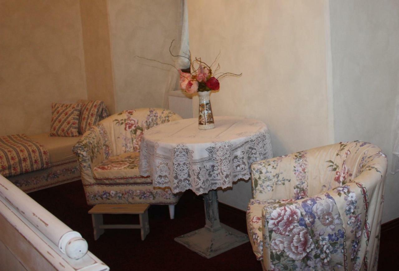 Hotel Dům zámeckých kaplanů Valec Exteriér fotografie